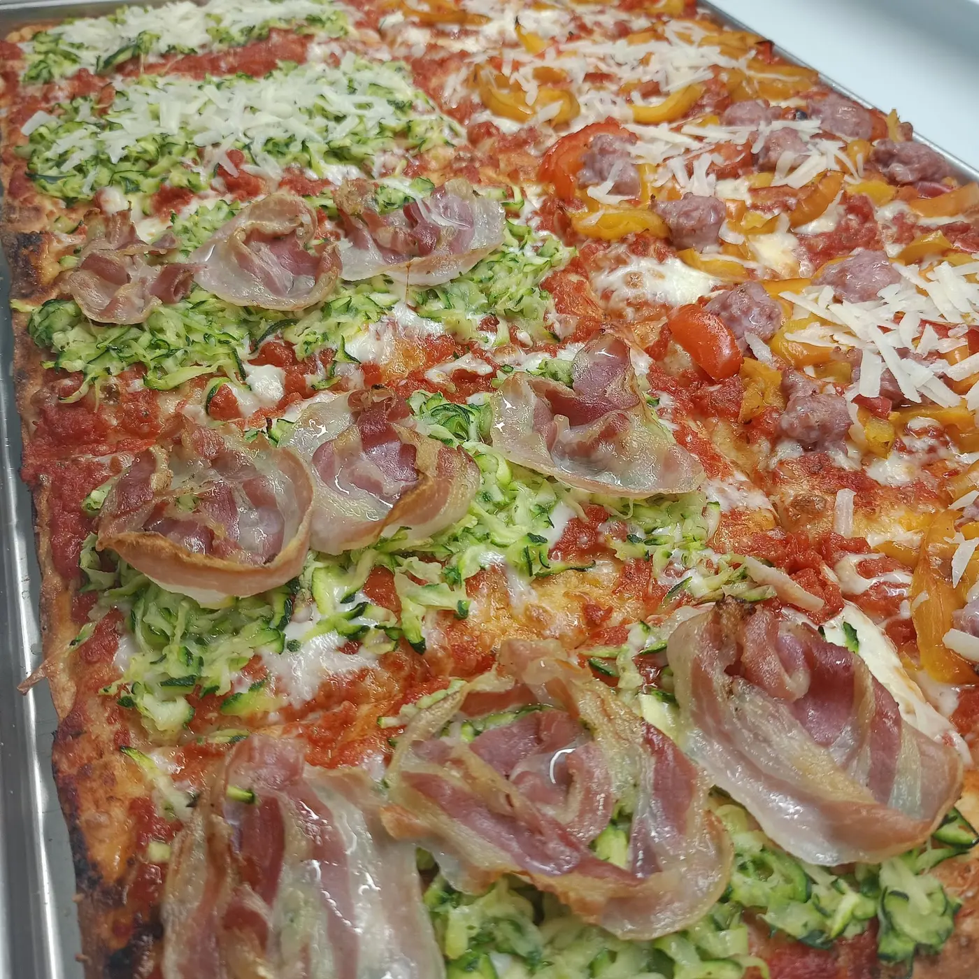 Pizza con pancetta croccante