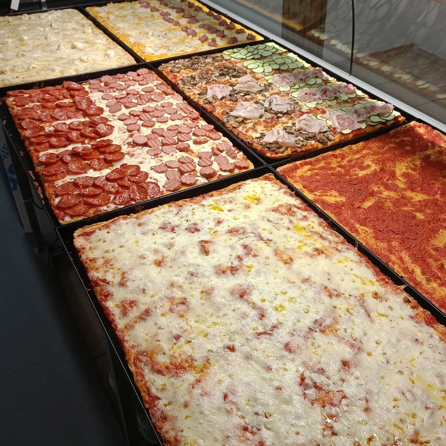 Vetrina Fetta Street con pizze al taglio esposte